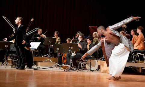 Yannis François, chanteur et danseur